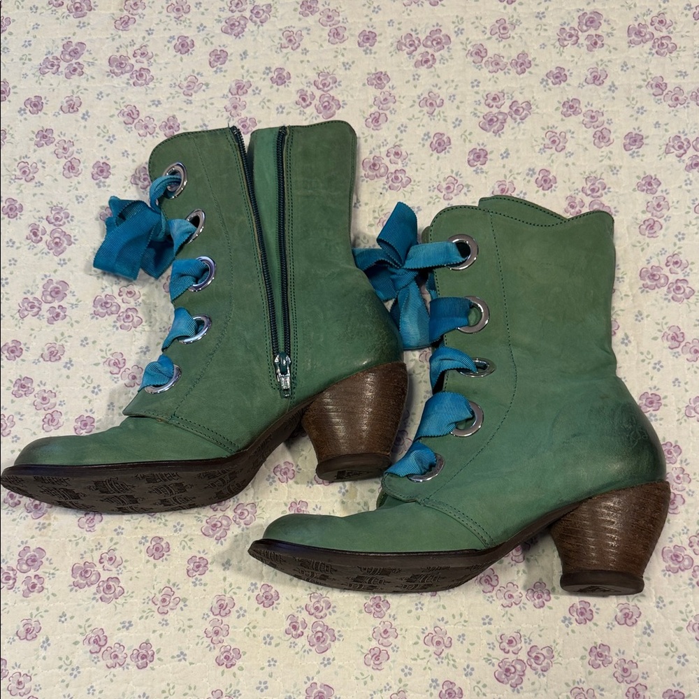 John Fluevog Green Leather Lace-Up Boots with Teal Ribbon Laces - Picture 3 of 7